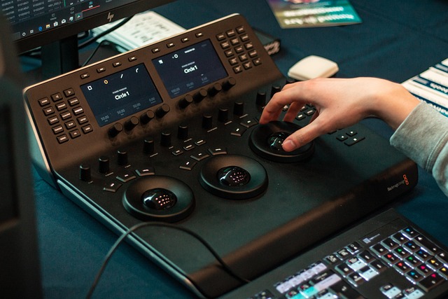 profesional revisando panel de control de métricas financieras y riesgos